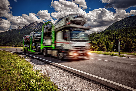卡车拖车运输新汽车高速公路上行驶图片