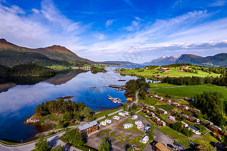 美丽的自然挪威自然景观营地的鸟瞰放松家庭度假旅行,汽车之家度假旅行图片