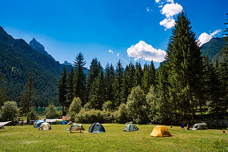 湖边露营湖边露营多比亚科湖白云岩,美丽的自然意大利自然景观阿尔卑斯山图片