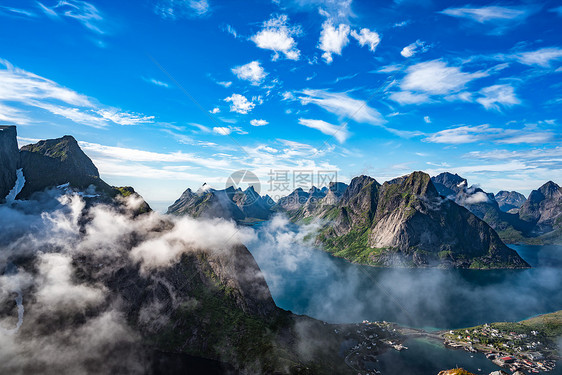 洛芬挪威诺德兰县的个群岛洛芬挪威诺德兰县的个群岛以独特的风景而闻名,戏剧的山脉山峰,开阔的大海庇护的海湾,图片