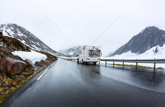 商队车高速公路上行驶美丽的自然挪威自然景观图片