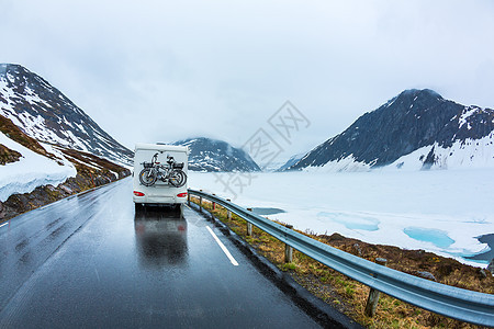 商队车高速公路上行驶美丽的自然挪威自然景观图片