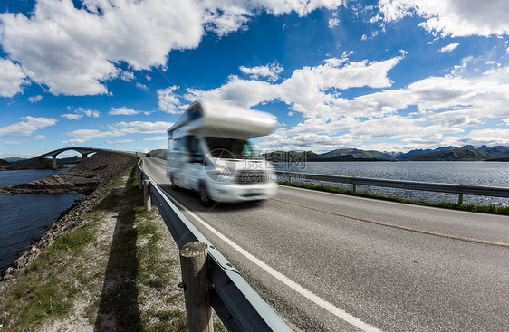 大篷车RV高速公路上行驶大篷车运动模糊挪威大西洋路大西洋路Atlanterhsveien被授予挪威世纪图片