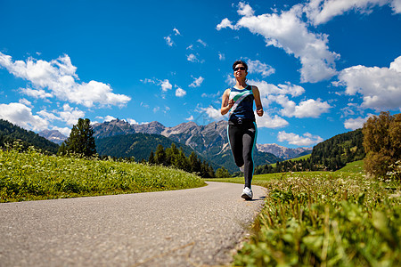 女人户外慢跑意大利白云石阿尔卑斯山图片