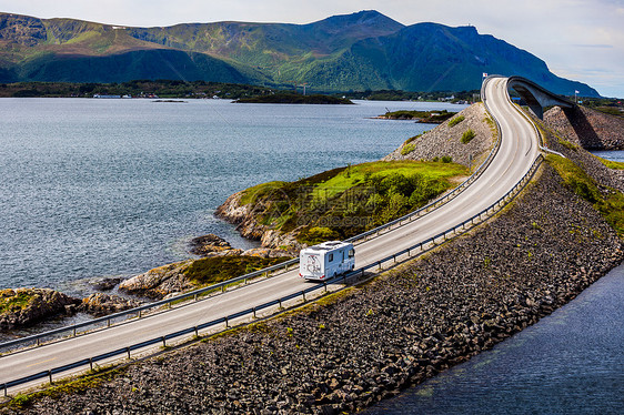 大篷车RV行驶挪威公路上大西洋路大西洋路亚特兰蒂斯被授予世纪挪威建筑称号图片