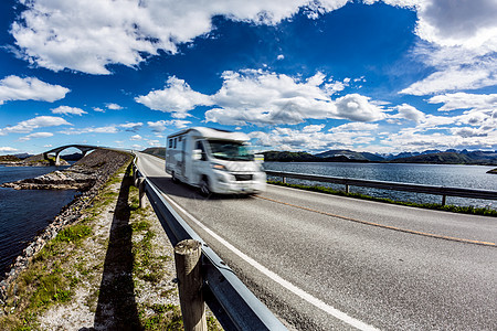 大篷车RV行驶挪威公路上大西洋路大西洋路亚特兰蒂斯被授予世纪挪威建筑称号背景图片