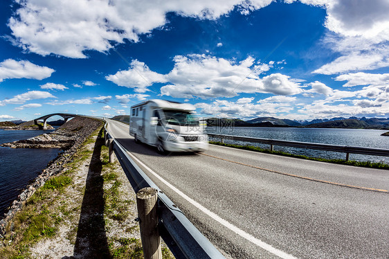 大篷车RV行驶挪威公路上大西洋路大西洋路亚特兰蒂斯被授予世纪挪威建筑称号图片