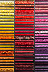 彩色地毯样品陈列柜上图片
