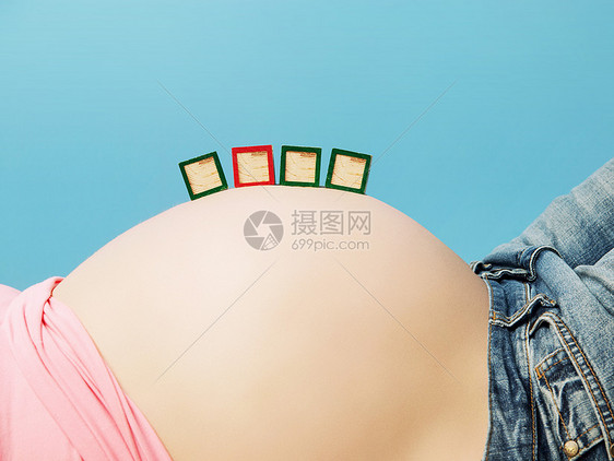 孕妇肚子上的信盒图片