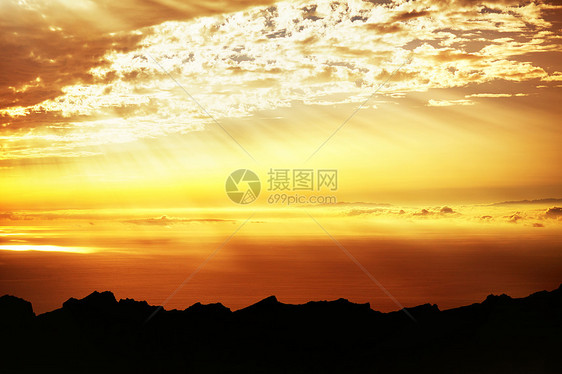 日落时光秃秃的山脉的美景图片