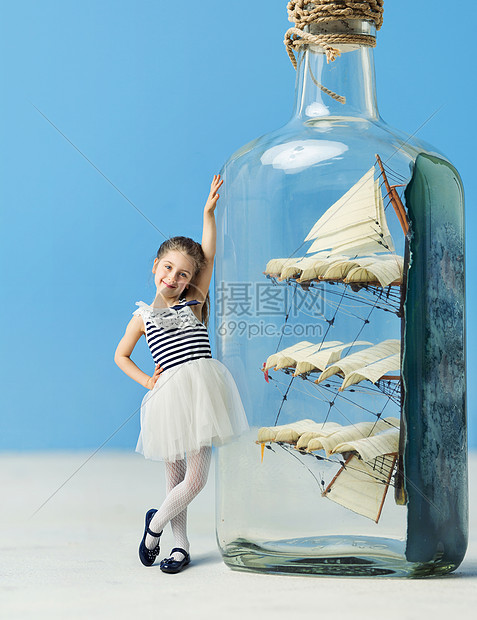 瓶子里的船旁边的小女士图片