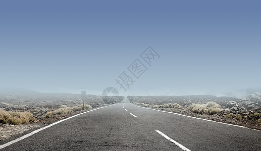 晴朗的天空条空旷的乡村道路上图片