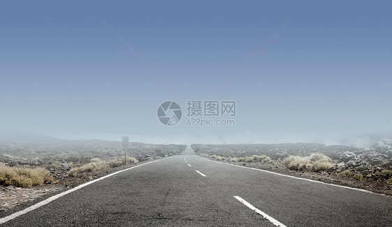 晴朗的天空条空旷的乡村道路上图片