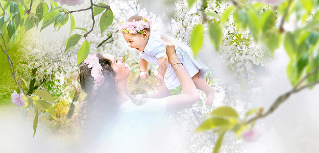 漂亮的母亲她的小女儿春天的果园里放松图片