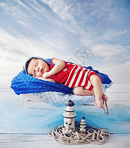 小睡时可爱的小水手图片