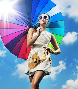 位轻女士带着彩色雨伞的时尚照片图片