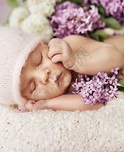 可爱的新生儿睡柔软的地毯上图片