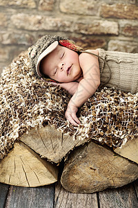 小可爱的孩子睡木头上图片