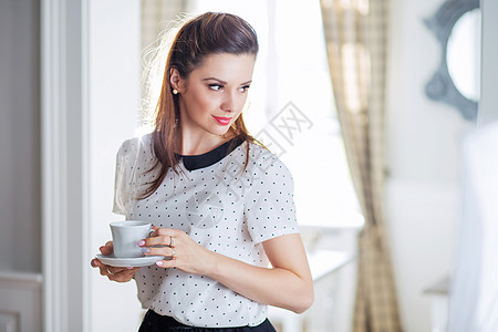 漂亮聪明的女士喝咖啡图片