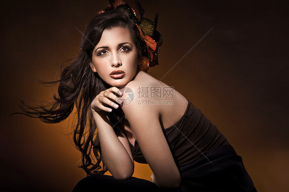 位美丽的女人的肖像,用秋天的叶子的小杂烩图片