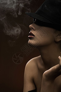 戴帽子的抽烟的女人图片