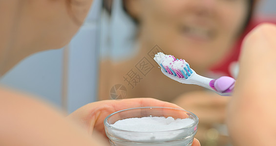 女人用碳酸氢钠刷牙图片