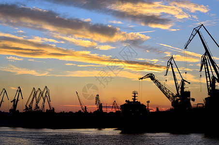 夏天的红色日落背景下的港口图片