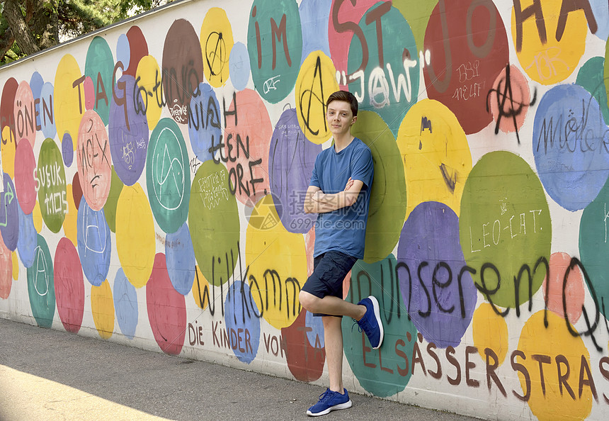 街头涂鸦墙附近的青少男孩肖像巴塞尔瑞士20177月21日图片