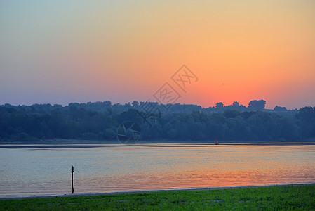 摩尔多瓦多瑙河上的日出图片