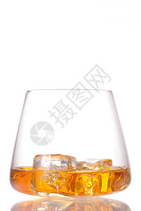 杯苏格兰威士忌冰隔开白色上图片