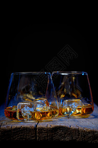杯苏格兰威士忌冰隔开木桌上图片