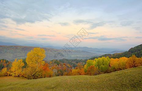 山村里五彩缤纷的秋天景观图片