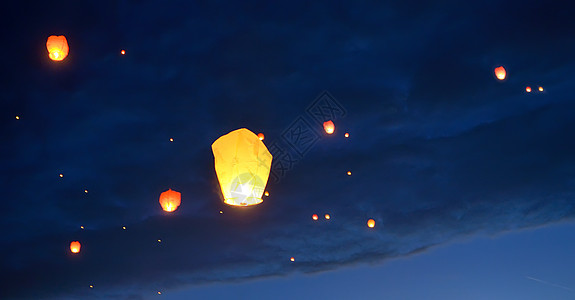 夜空上漂浮的纸灯笼图片