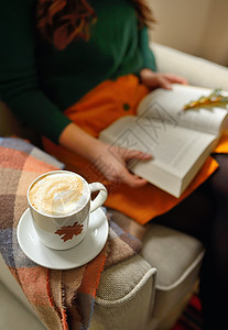 杯卡布奇诺咖啡女孩读本书图片