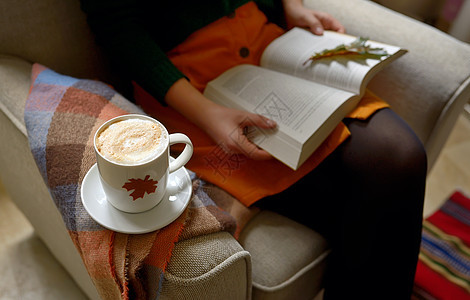杯卡布奇诺咖啡女孩读本书图片