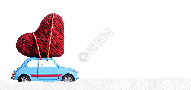蓝色复古玩具车白色背景下为情人节送心图片
