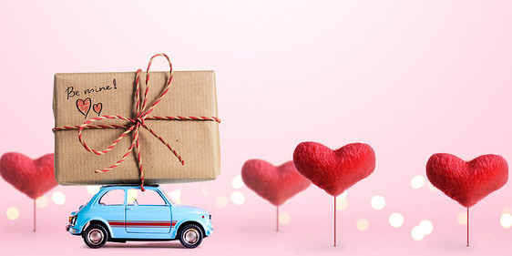 蓝色复古玩具汽车送礼品盒与的标题情人节粉红色背景与心树图片