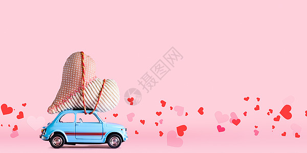 复古玩具车交付工艺心情人节粉红色与纸屑背景