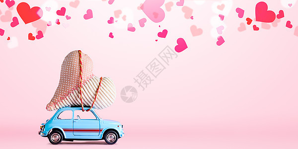蓝色复古玩具车交付工艺心情人节粉红色背景与纸屑图片