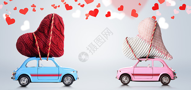 几辆复古玩具车灰色背景下为情人节提供工艺心飞行心图片