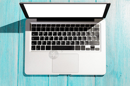 现代笔记本电脑,俯视图现代笔记本电脑,蓝色桌子上空白屏幕,看图片