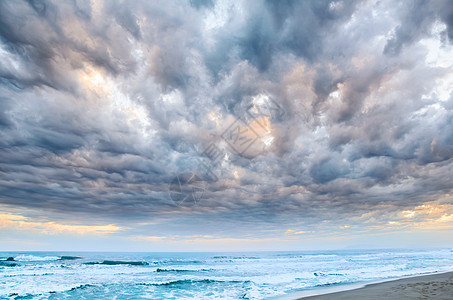 多云的海上日落海边戏剧的多云日落图片