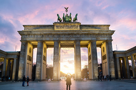 布兰登伯格托尔奥夫帕里塞普拉特兹照亮勃兰登堡门日落景观,柏林,德国背景图片