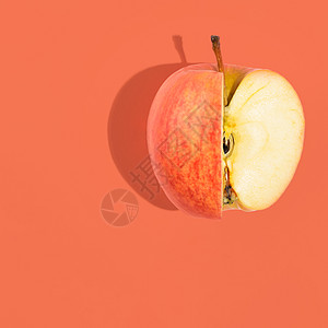红色扁平背景扁平的苹果背景粉红色背景上的新鲜苹果,看背景