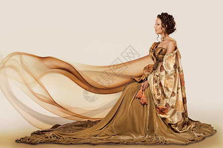 位美丽优雅的女士的肖像,穿着由窗帘制成的厚重连衣裙背景图片