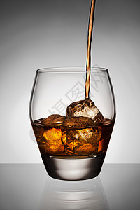 威士忌倒璃冰上图片
