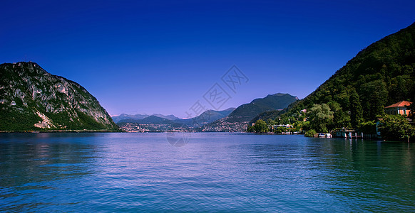 瑞士蒂奇诺卢加诺市海岸线湖泊的风景图片