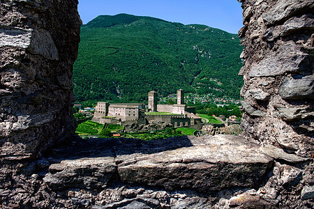 卡斯特雷格朗德由蒙特贝洛城堡的废墟石头,三个城堡的贝林佐纳,蒂奇诺,瑞士图片