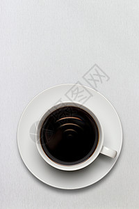 杯咖啡,装满新鲜的黑色美国浓缩咖啡,带wifi标志图片