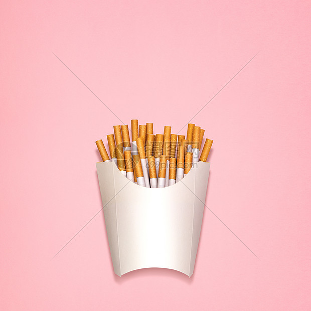 香烟的静物,装纸箱里的炸土豆图片